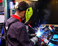 Lasser aan het werk in beschermende kleding