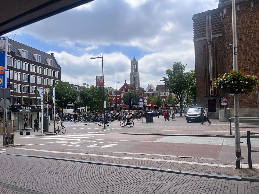 Uitzicht op Neude en Domplein in Utrecht met op de achtergrond de Dom toren