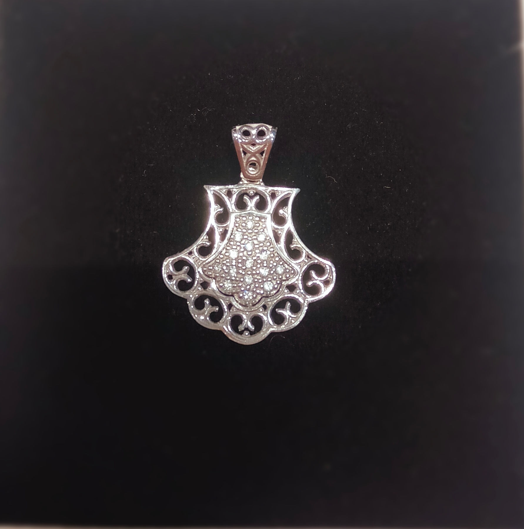 Concha plata filigrana y circonitas