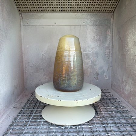 Urn van keramiek met gespoten glazuur met kleuroverloop