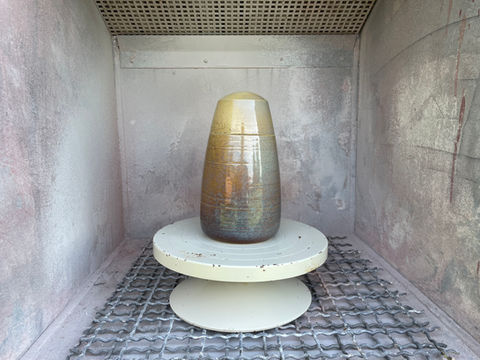 Urn van keramiek met gespoten glazuur met kleuroverloop