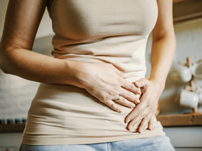 une personne qui se tient le ventre de douleur 