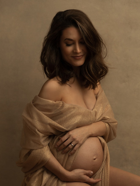 Studio maternity portrait with soft textures and neutral colors photographed during a Portrait Madame maternity session.
