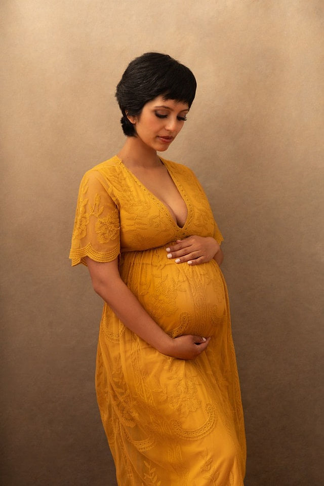 Editorial maternity portrait of an expecting mother photographed by NYC maternity photographer Alice Prenat.
