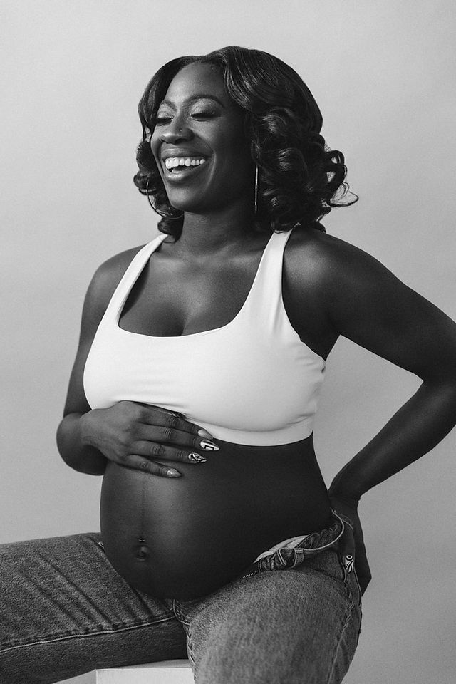 Lifestyle maternity portrait with jeans and a casual outfit photographed by Alice Prenat in the Portrait Madame NYC studio.