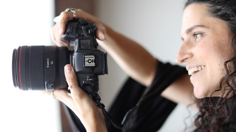 best professional maternity photographer happy during photoshoot in Manhattan