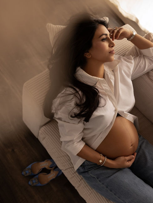 Maternity portrait captured in a Manhattan apartment during a NYC at-home maternity photoshoot by Alice Prenat