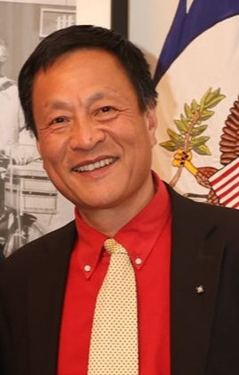 Imagem de ‘Ambassador of the United States of America to the People's Republic of China’ em Wikipédia - https://pt.wikipedia.org/wiki/Ficheiro:Yu_Kongjian_2024.jpg