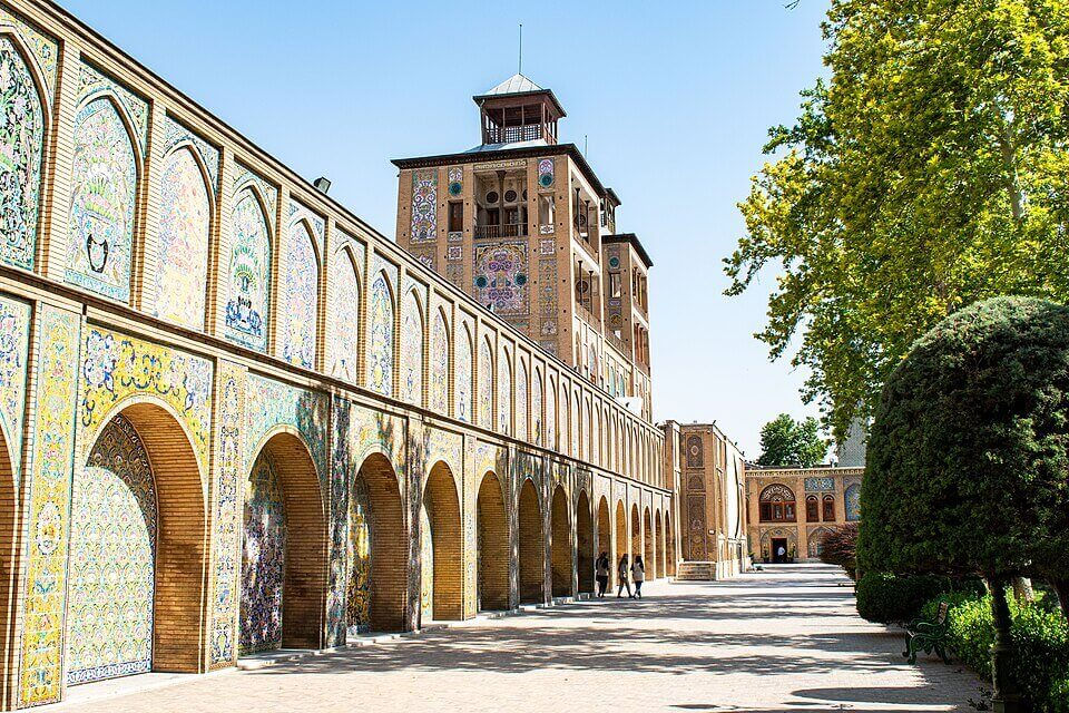 Palácio Golestan - Imagem de ZarlokX em Wikipédia - https://en.wikipedia.org/wiki/Golestan_Palace#/media/File:Palais_du_Golestan,_T%C3%A9h%C3%A9ran_(5).jpg