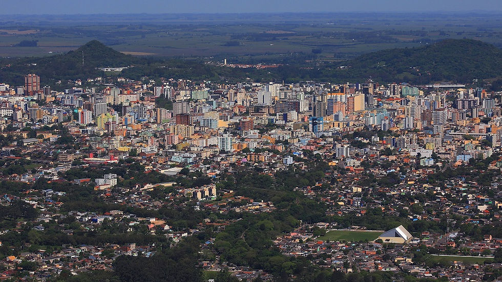 Santa Maria - Imagem de Arlei antunes em Wikipédia - https://en.wikipedia.org/wiki/Santa_Maria,_Rio_Grande_do_Sul#/media/File:Vista_parcial_de_Santa_Maria-RS.jpg