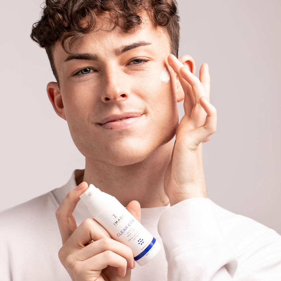 Miniature : Produkt in Anwendung auf Herrengesicht IMAGE - CLEAR CELL - Clarifying Repair Crème