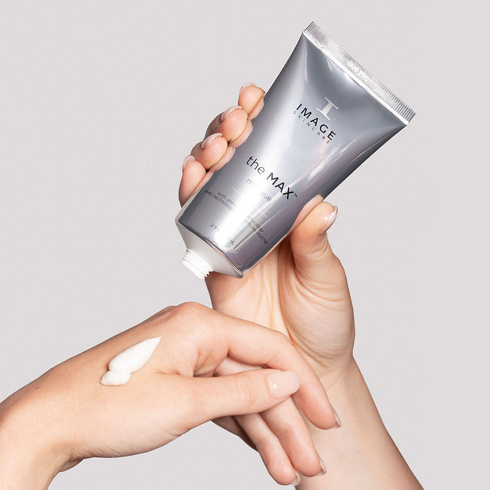 Thumbnail: Produkt in Anwendung auf Frauenhand IMAGE Skincare - THE MAX - Masque