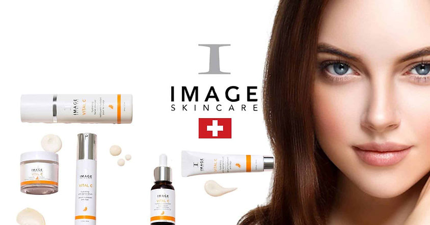 Lächelnde Frau neben der Produkte von IMAGE Skincare Schweiz vor weissem Hintergrund