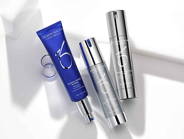 Drei blaue und silberne Tuben von ZO Skin Health, einschliesslich Radical Night Repair und Retinol Skin Brightener, ästhetisch arrangiert auf weissem Untergrund.