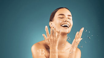 Glow up - Светящаяся женщина умывается водой