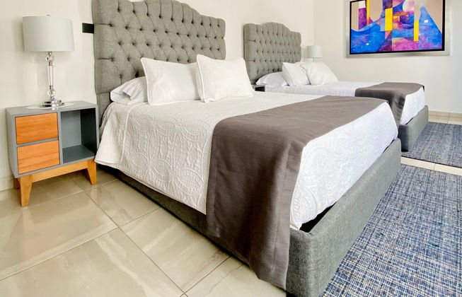 Habitación con dos camas queen size.
