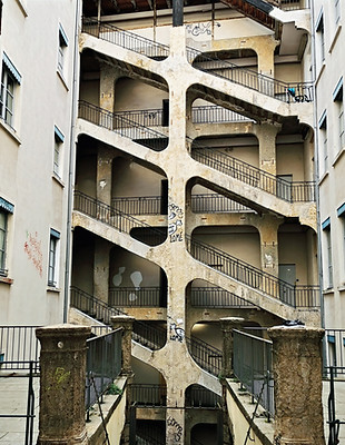 Visite guidée Lyon. Visitez la ville de Lyon, ses traboules, les Halles de Paul Bocuse ou encore la Basilique notre Dame de Fourvière. Votre guide vous fait visitez Lyon tous les jours et visite guidée weekend. Guide conférencier