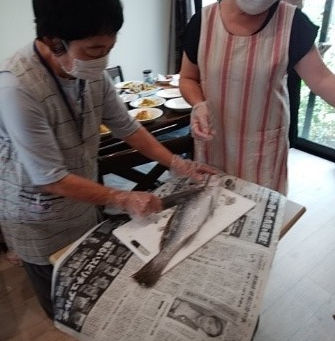 令和3年7月9日 子ども食堂開催 魚の解体ショー・七夕飾り・夏の花植え