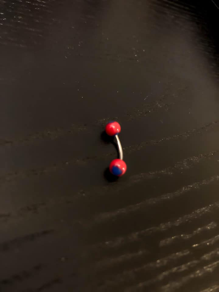 Curved Barbell - Punta circular grande roja y corazón azul