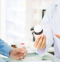 Apotheker berät zu Medikamenten in der Apotheke