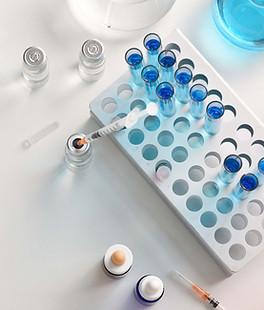 Verschiedene Reagenzgläser und Fläschchen.jpg