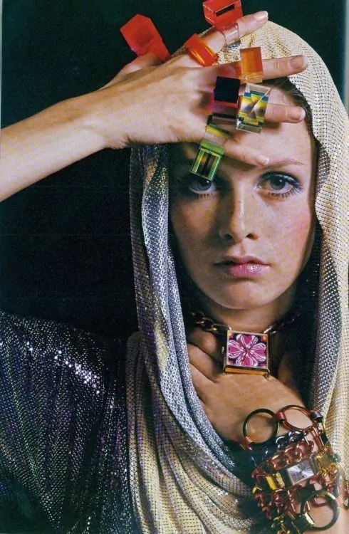 twiggy wearing vintage jewelry