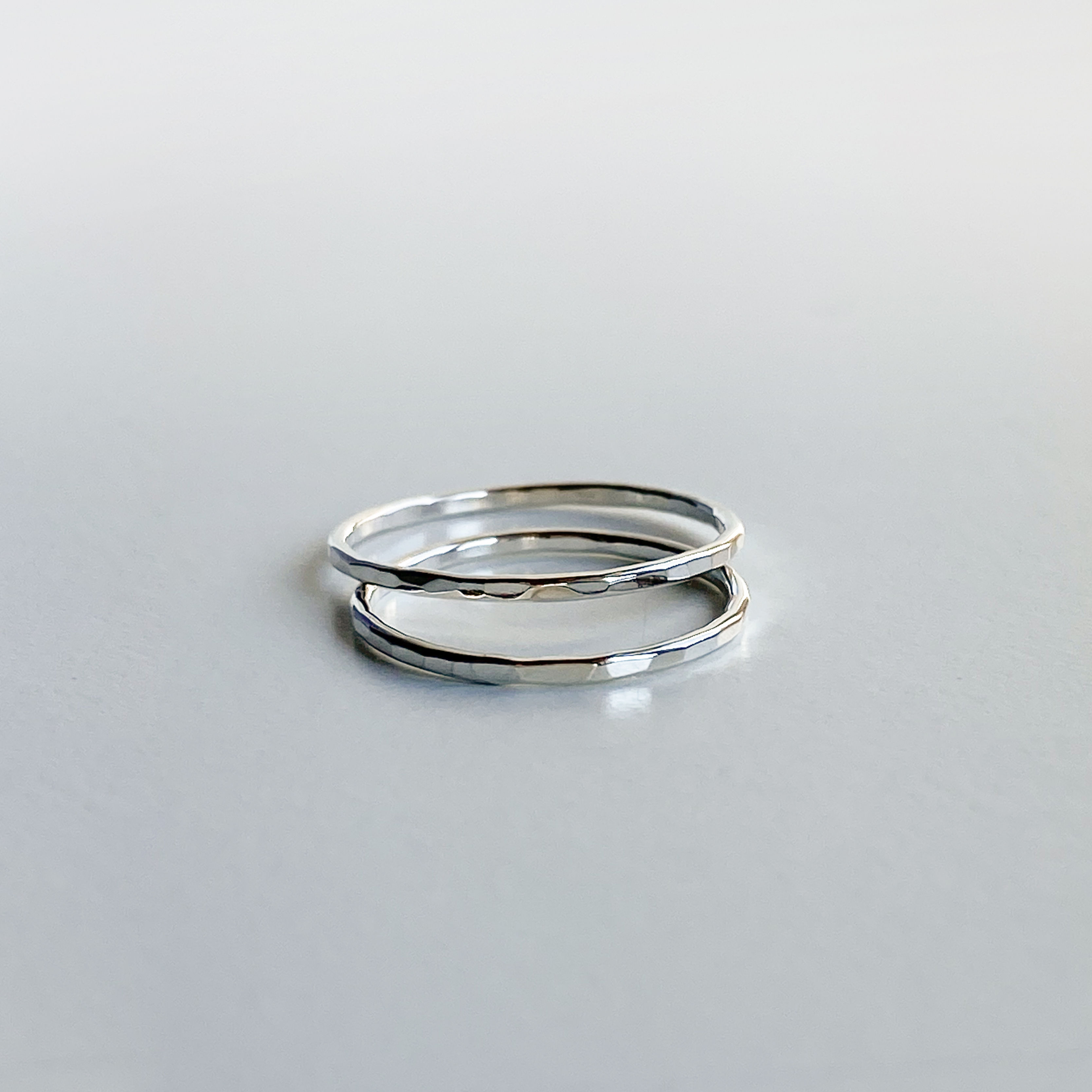 Feiner Ring mit Hammerschlag Struktur