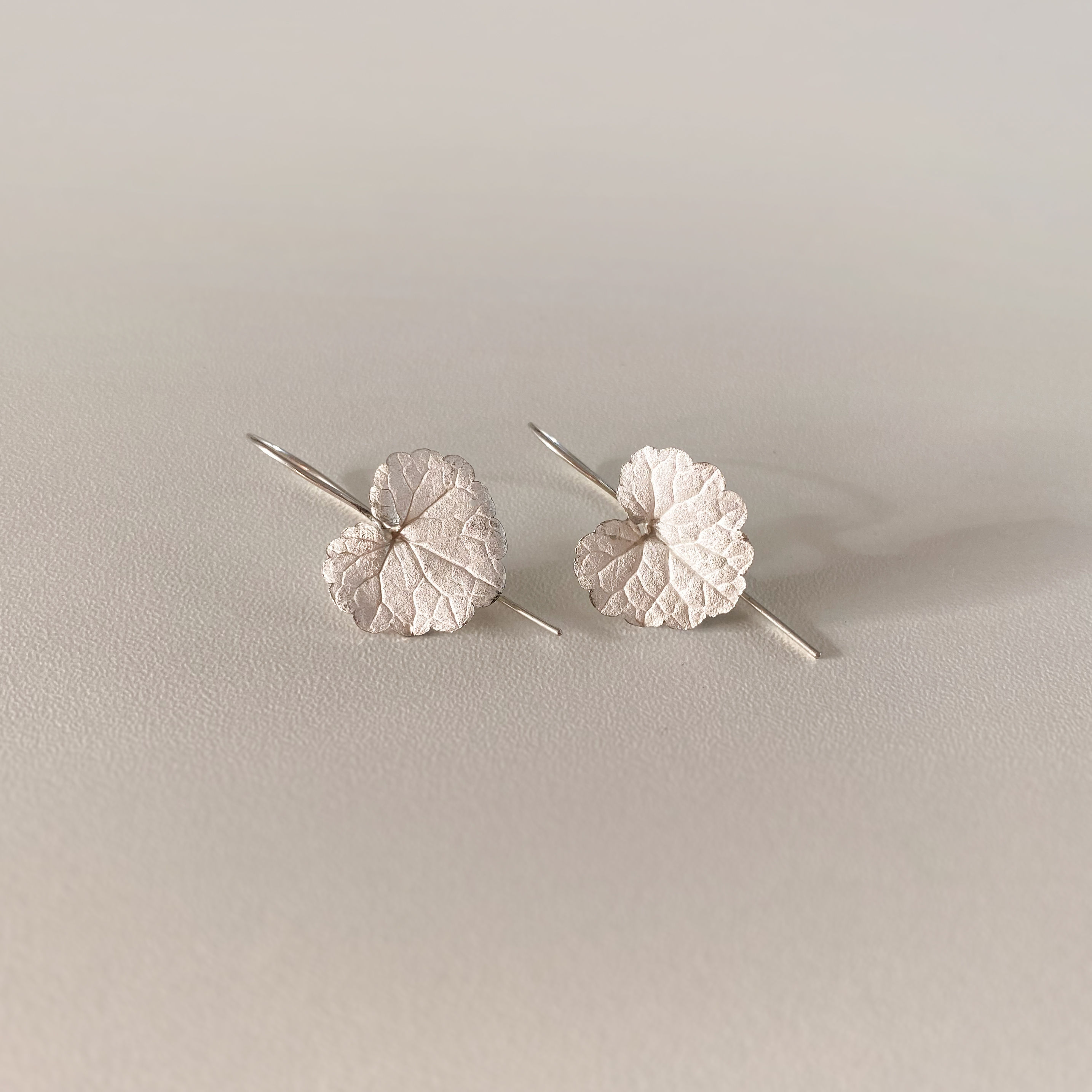 Gundelrebe Ohrhänger weiss