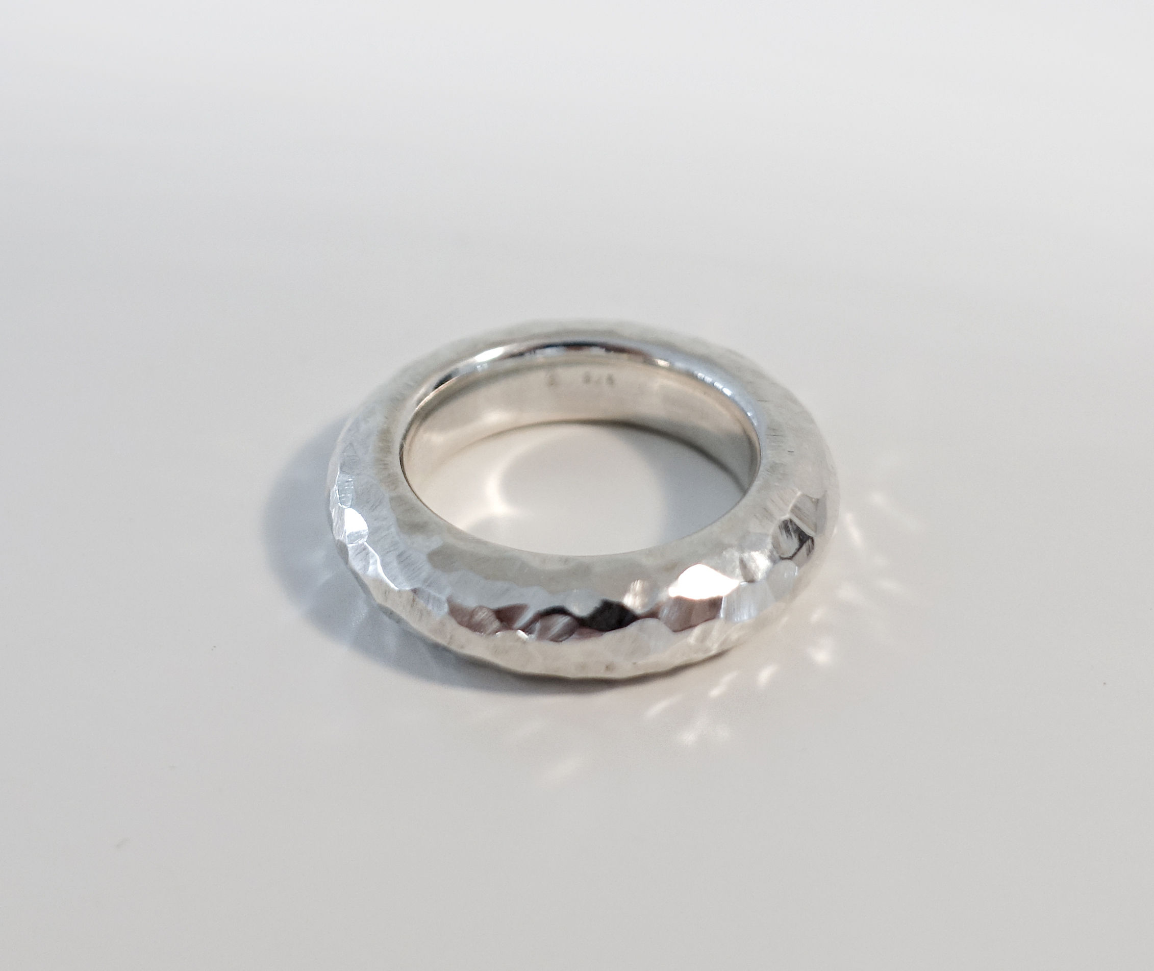 Ring mit grossen Facetten