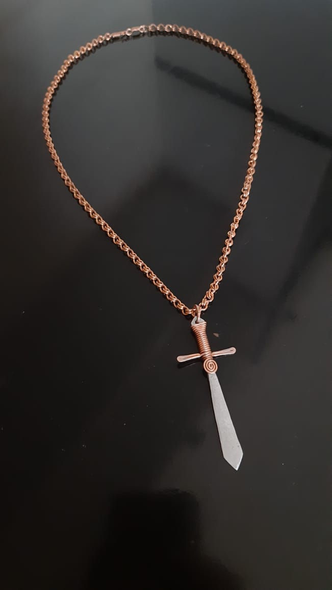 Colar de Corrente com Pingente de Espada Artesanal - Cobre Puro + Aluminio