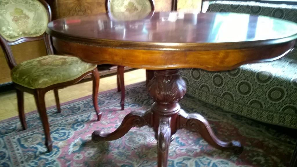 Stół okrągły z czterema krzesłami, XIX w.