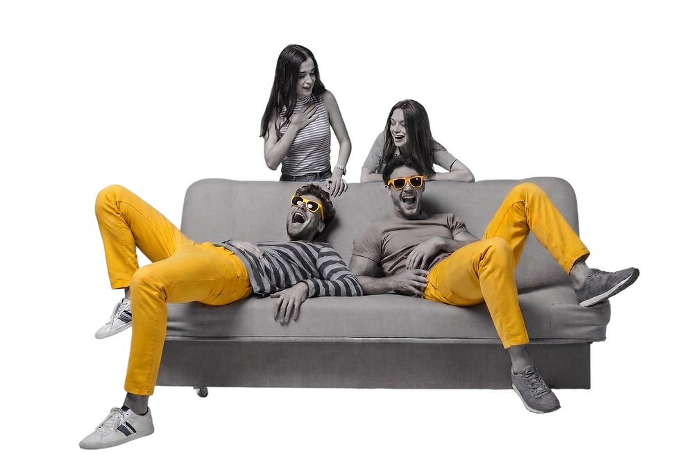 Dos mujeres y dos hombres riendo en el sofá con un fondo gris