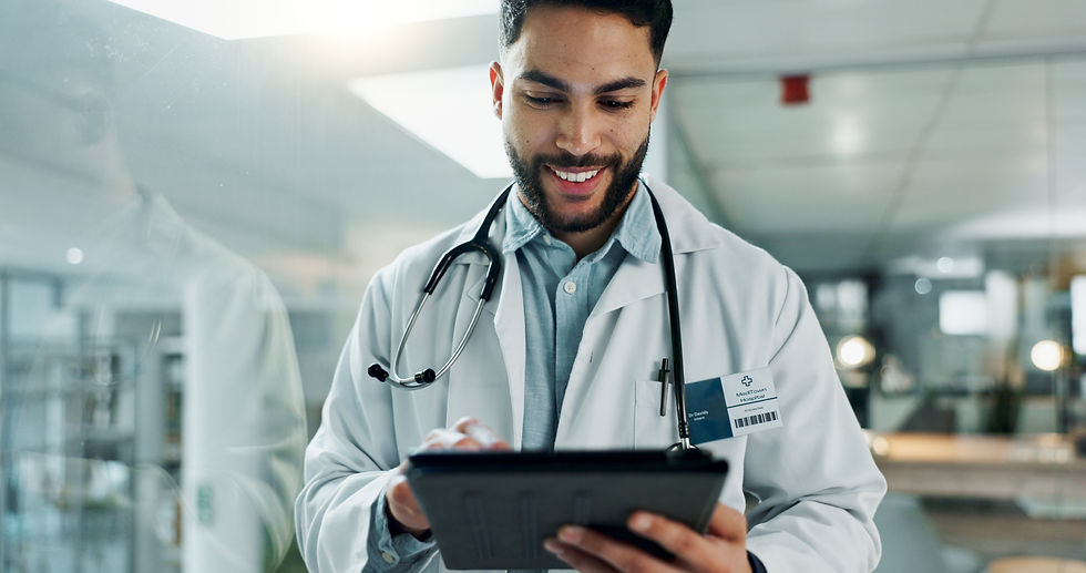 pesquisa-de-tablets-e-medico-feliz-na-internet-para-informacoes-medicas-ou-de-saude-line-e
