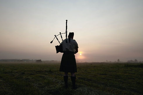 A-musician-plays-the-bagpipes-in-the-fields-of-Scotland-940x626.jpg