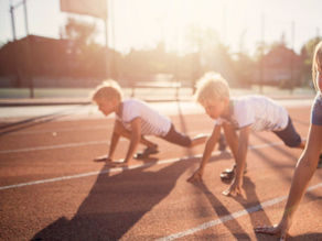 enfants sur la ligne de départ pour une course