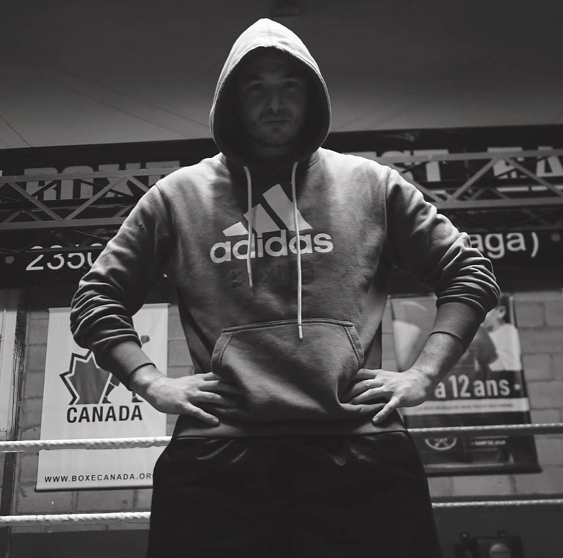 Entraîneur de Réaction Boxe debout dans un ring de boxe à Mirabel.
