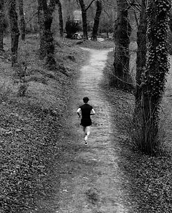 homme qui court dans la forêt