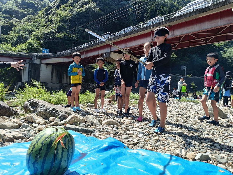 川遊び スイカ割り
