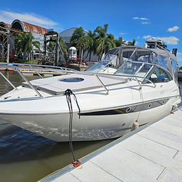 Helice de proa (Bowthruster)
GPS con plotter
VHF - Ecosonda y compas.
Audio.
Cerramientos completos
Carpa Completa
Tapiceria general nueva.