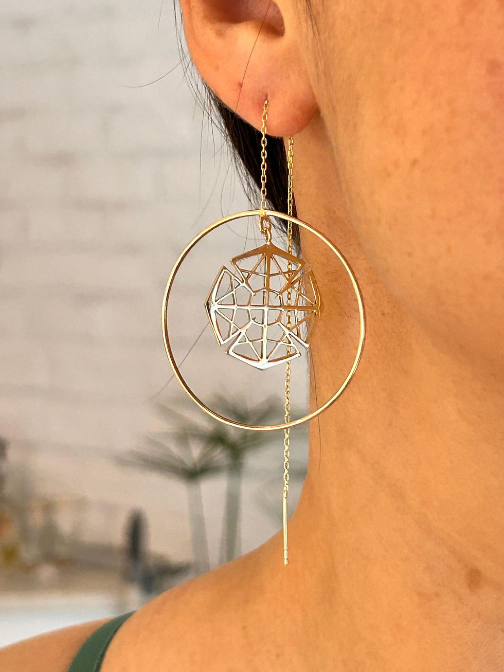 Küçük resim: Tuba Atman  Pul koleksiyonundan  modern gold  kaplama  Halkalı geometrik desen zincirli gümüş küpe kulakta görünüş