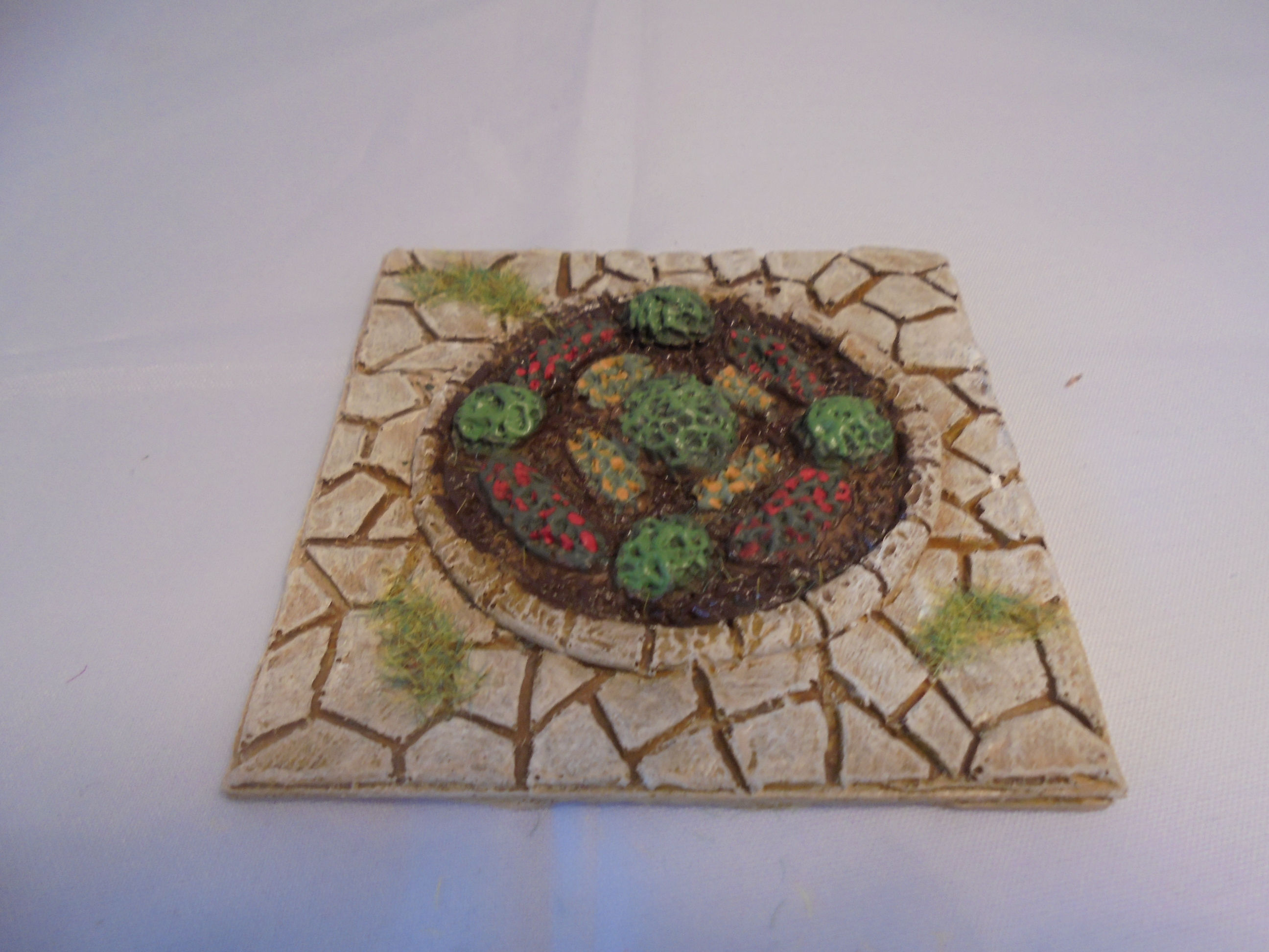 O Gauge Paved Flower Bed
