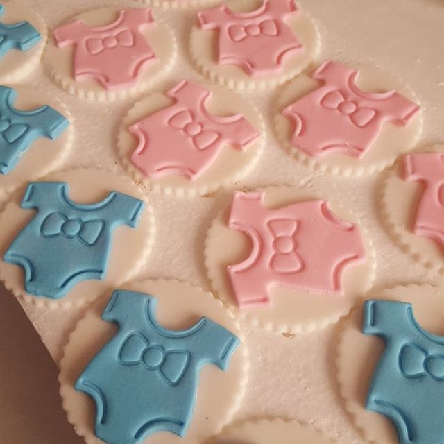 Baby shower cupcake toppers ☆ _#heorshe #cupcakes #pemulwuycupcakes ♡ #baby