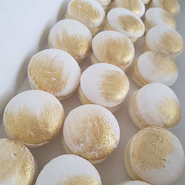 Gold flicked macs ♡♡ #pemulwuycupcakes #macarons #gold #christening