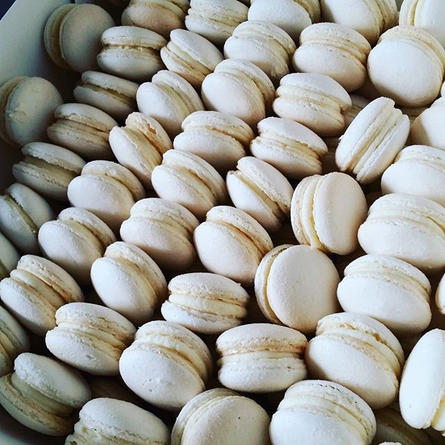 #moremacs #allaboutthemacs #whitechocolate #yum #pemulwuycupcakes #party #prewedding #macarons