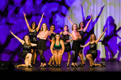 Tänzerinnen-Gruppe posiert auf der Bühne