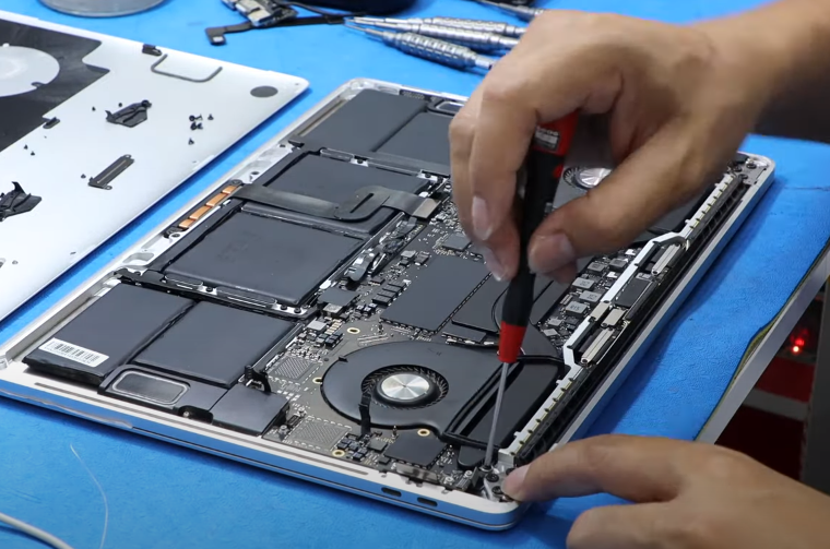 แกะเครื่อง Macbook