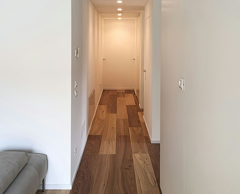 FZ: corridoio-disimpegno, pavimento in legno, pareti e porte bianche