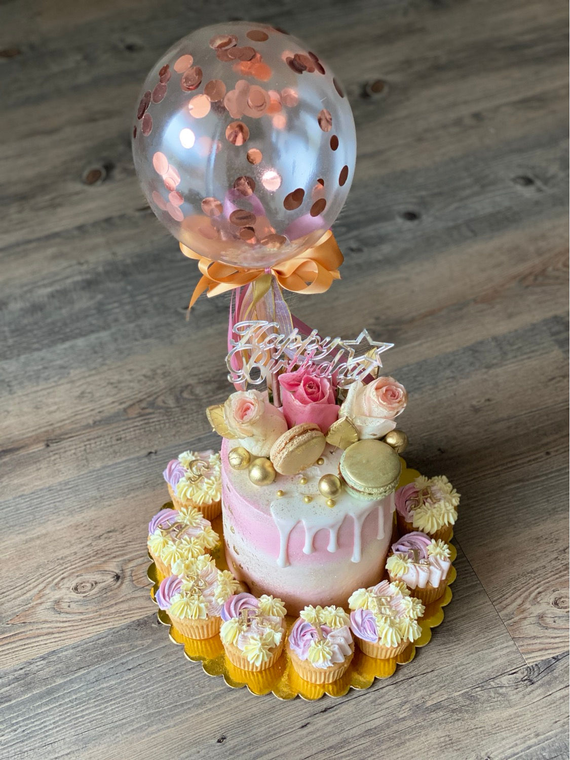 Cake con globo y cupcakes