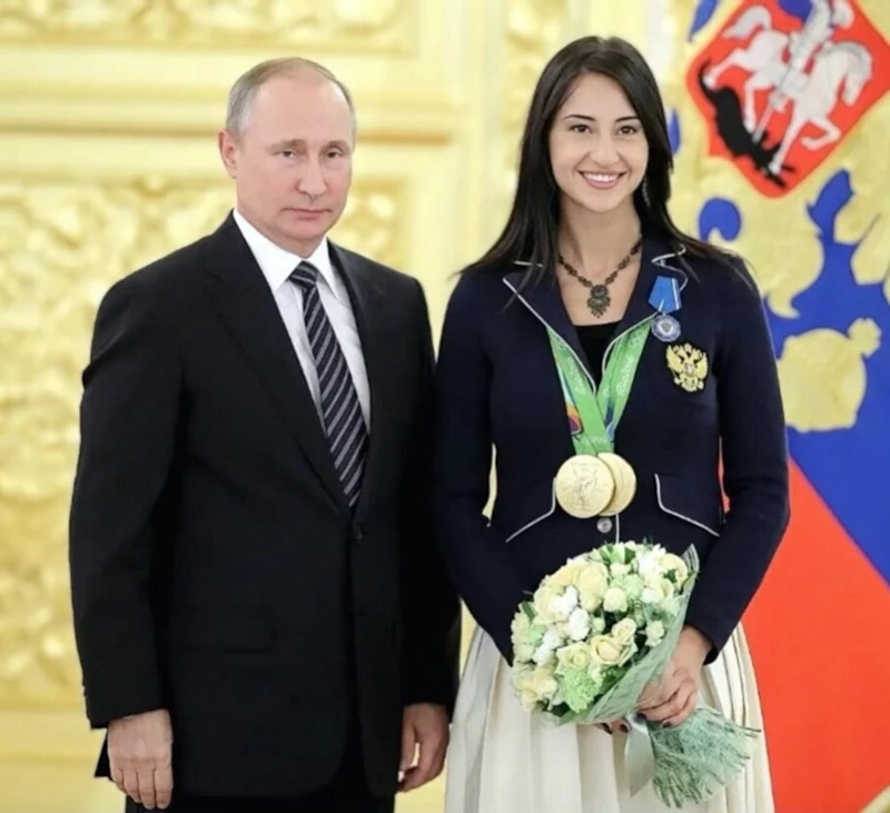 Яна Єгорян з Путіним