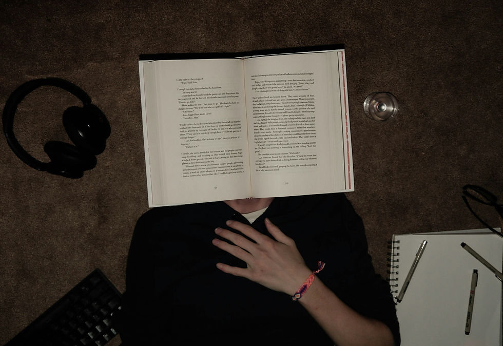 Людина з книгою 